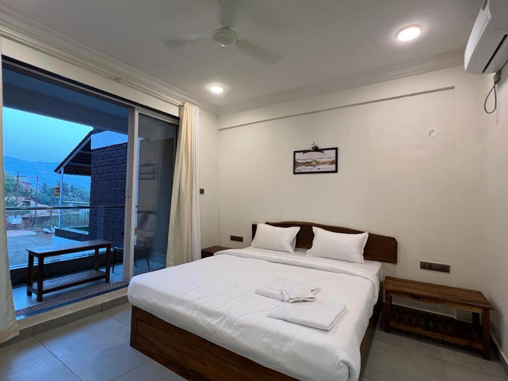Coastal Bay Beach Resort Harnai エクステリア 写真