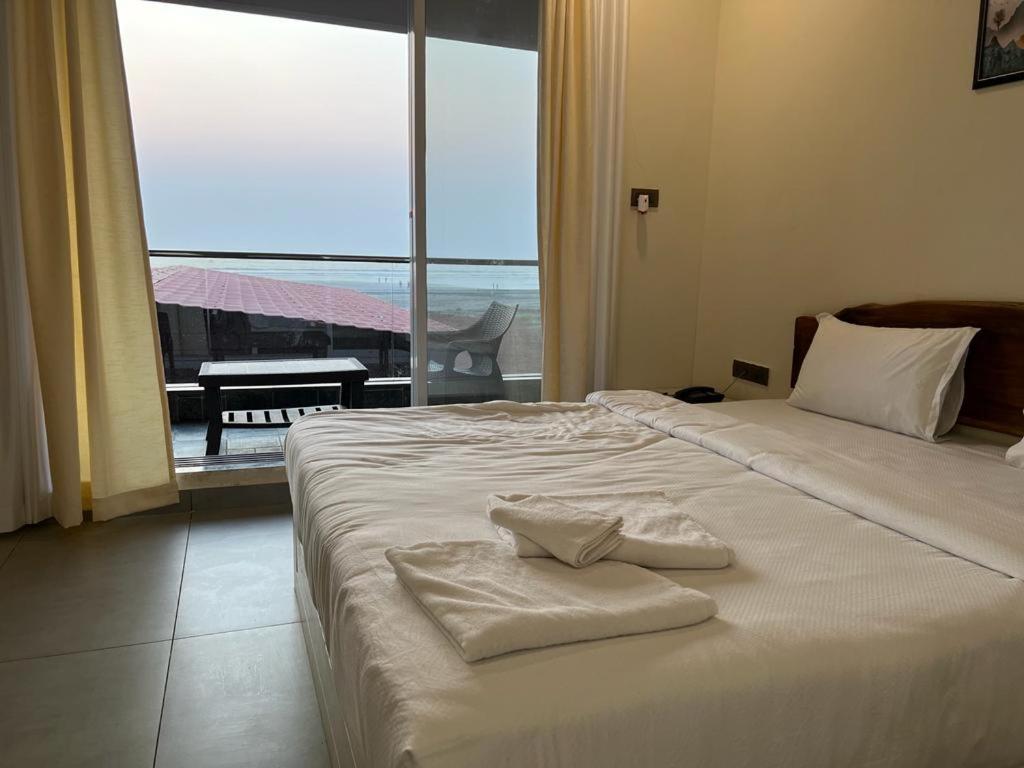 Coastal Bay Beach Resort Harnai エクステリア 写真
