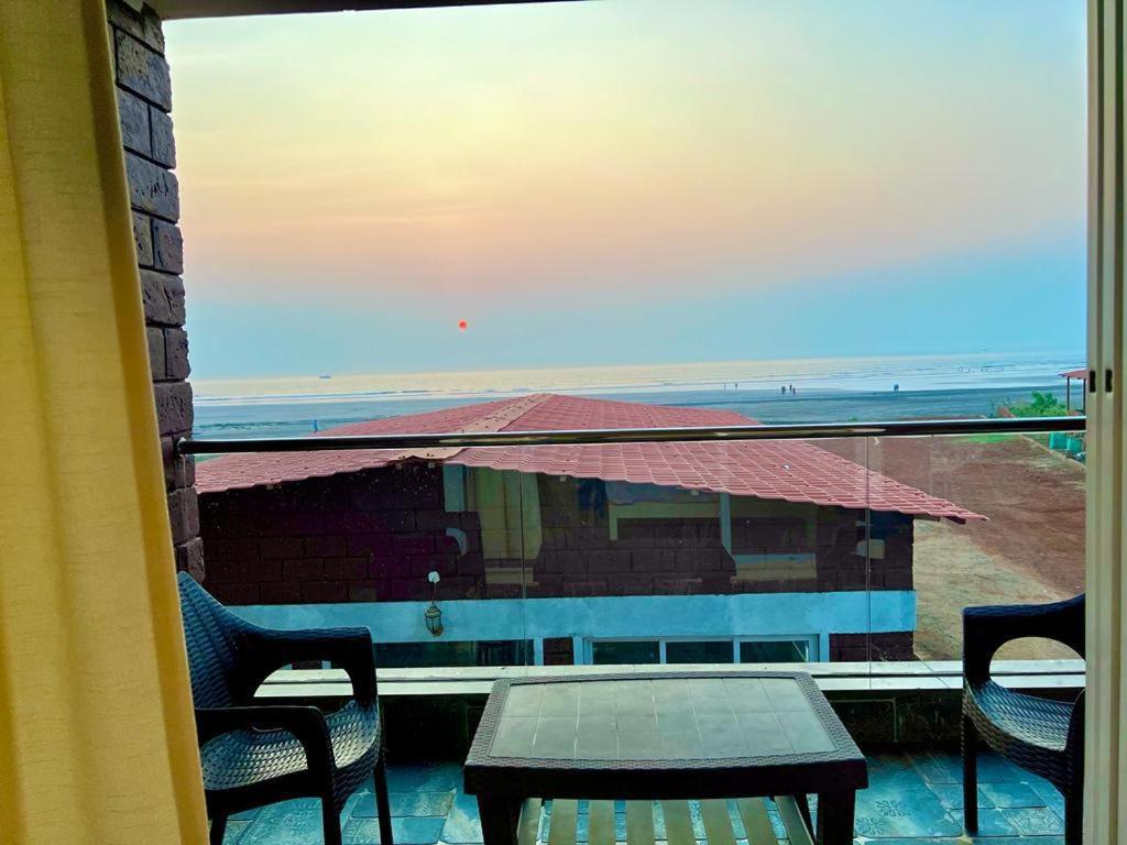 Coastal Bay Beach Resort Harnai エクステリア 写真