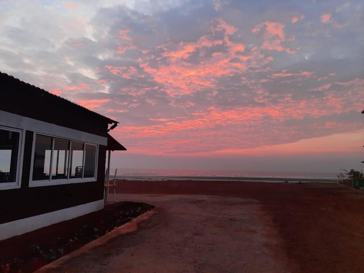 Coastal Bay Beach Resort Harnai エクステリア 写真