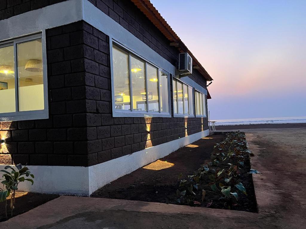 Coastal Bay Beach Resort Harnai エクステリア 写真